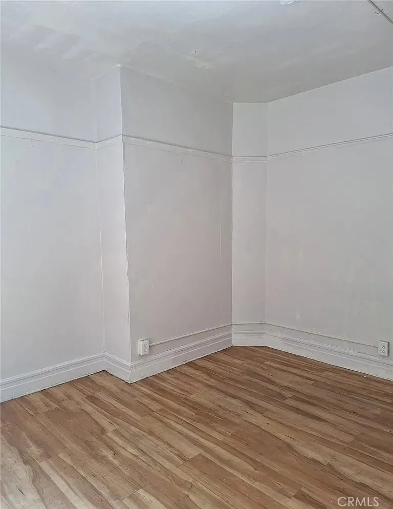 1943 Estrella Avenue Los Angeles, CA 90007