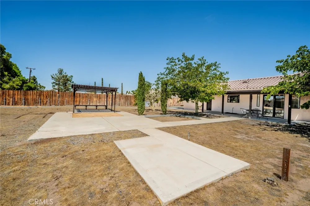 13786 Crow Apple Valley, CA 92307