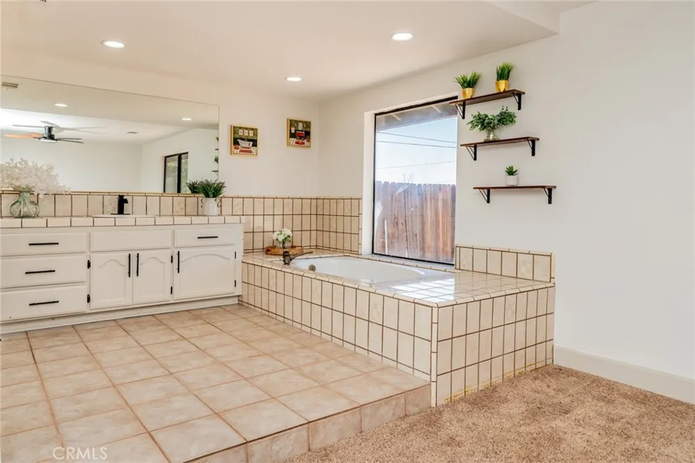 13786 Crow Apple Valley, CA 92307