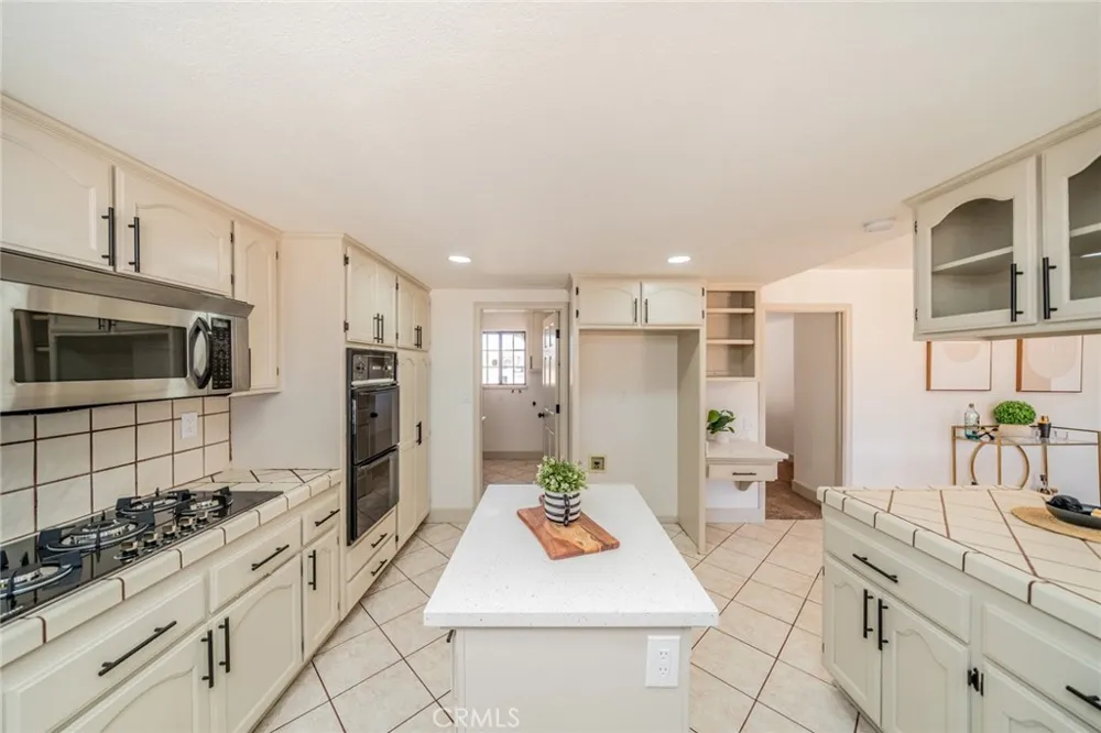 13786 Crow Apple Valley, CA 92307
