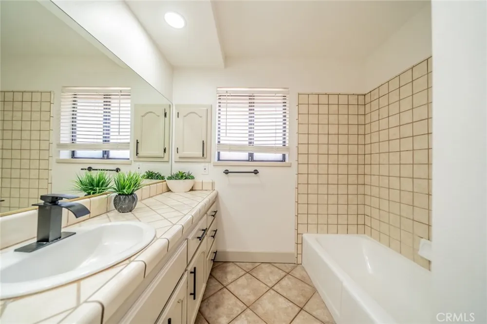 13786 Crow Apple Valley, CA 92307