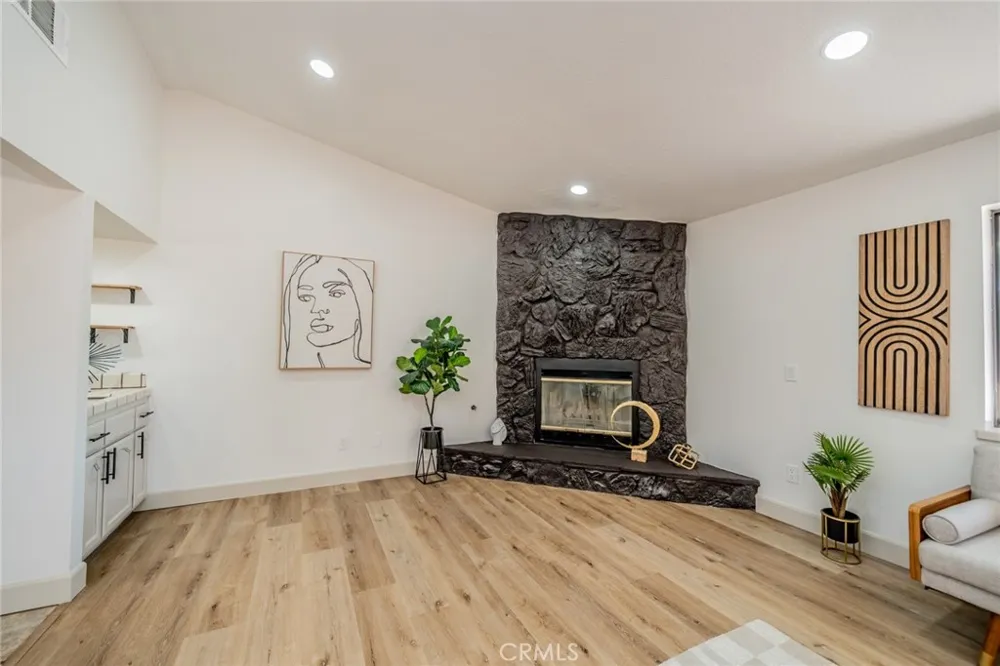 13786 Crow Apple Valley, CA 92307