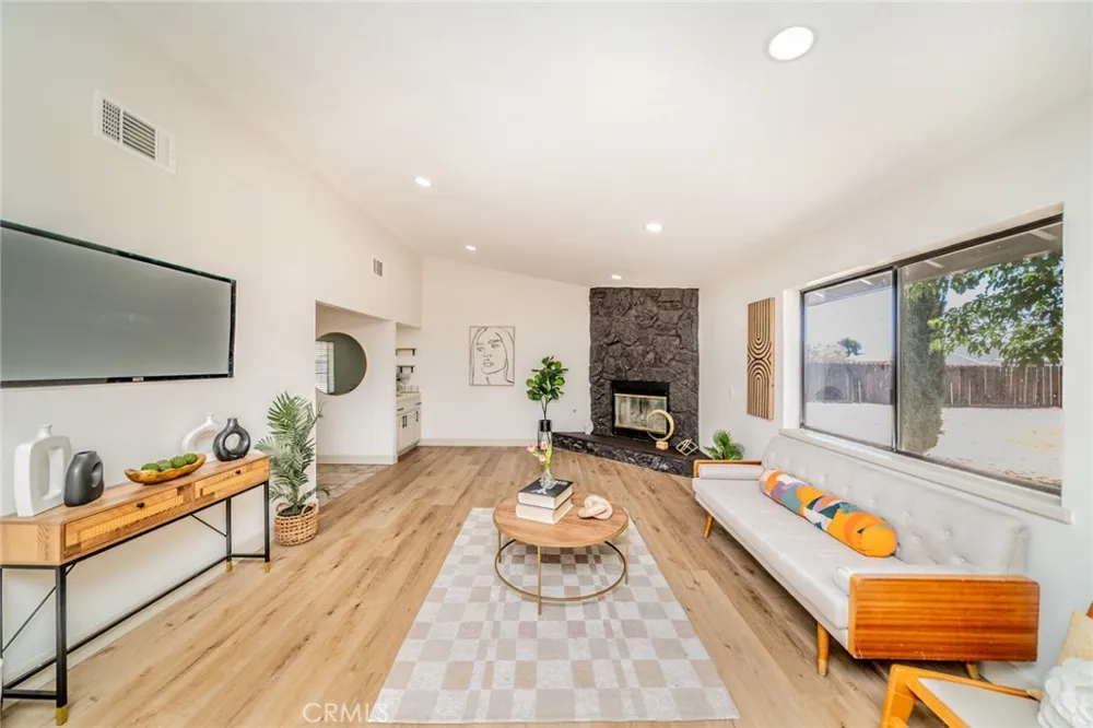 13786 Crow Apple Valley, CA 92307