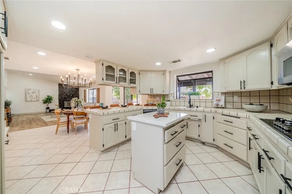 13786 Crow Apple Valley, CA 92307