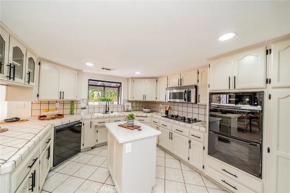 13786 Crow Apple Valley, CA 92307
