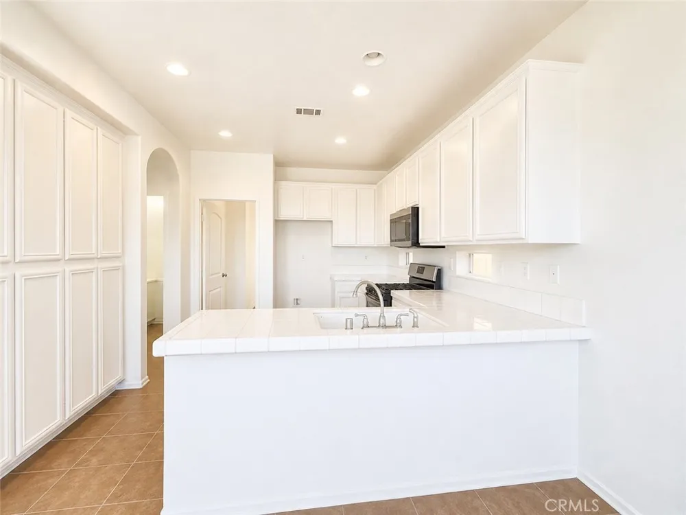 14444 Moon Valley Victorville, CA 92394