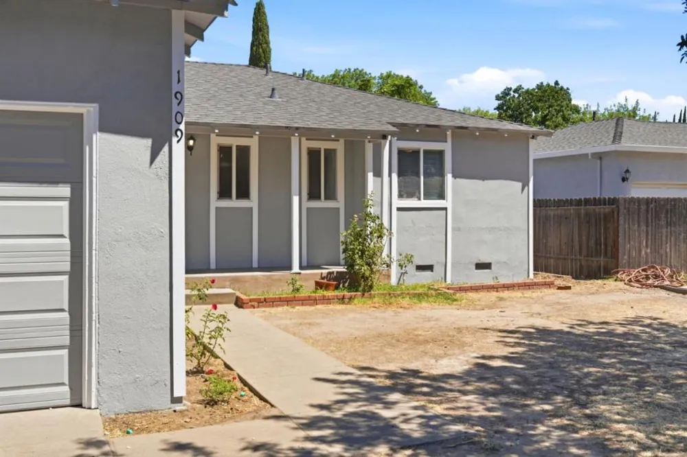 1909 Evergreen Avenue Modesto, CA 95350