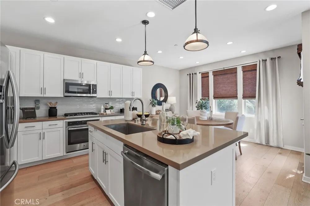 33 Fuchsia Lake Forest, CA 92630