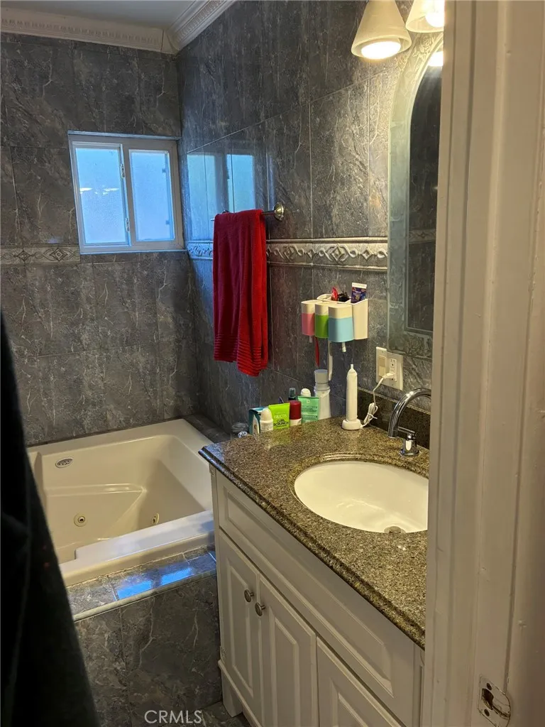 4711 Aqueduct Encino, CA 91436
