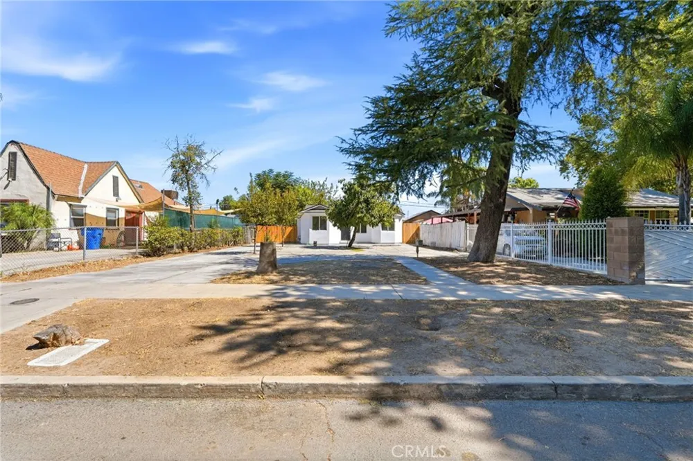 2225 E Lamona Fresno, CA 93703