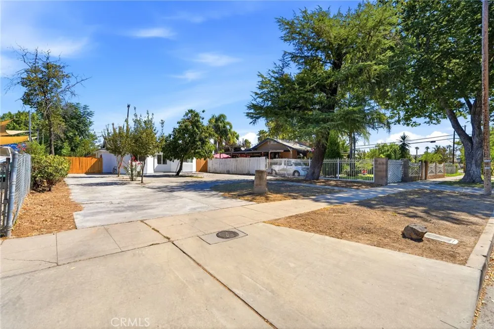 2225 E Lamona Fresno, CA 93703