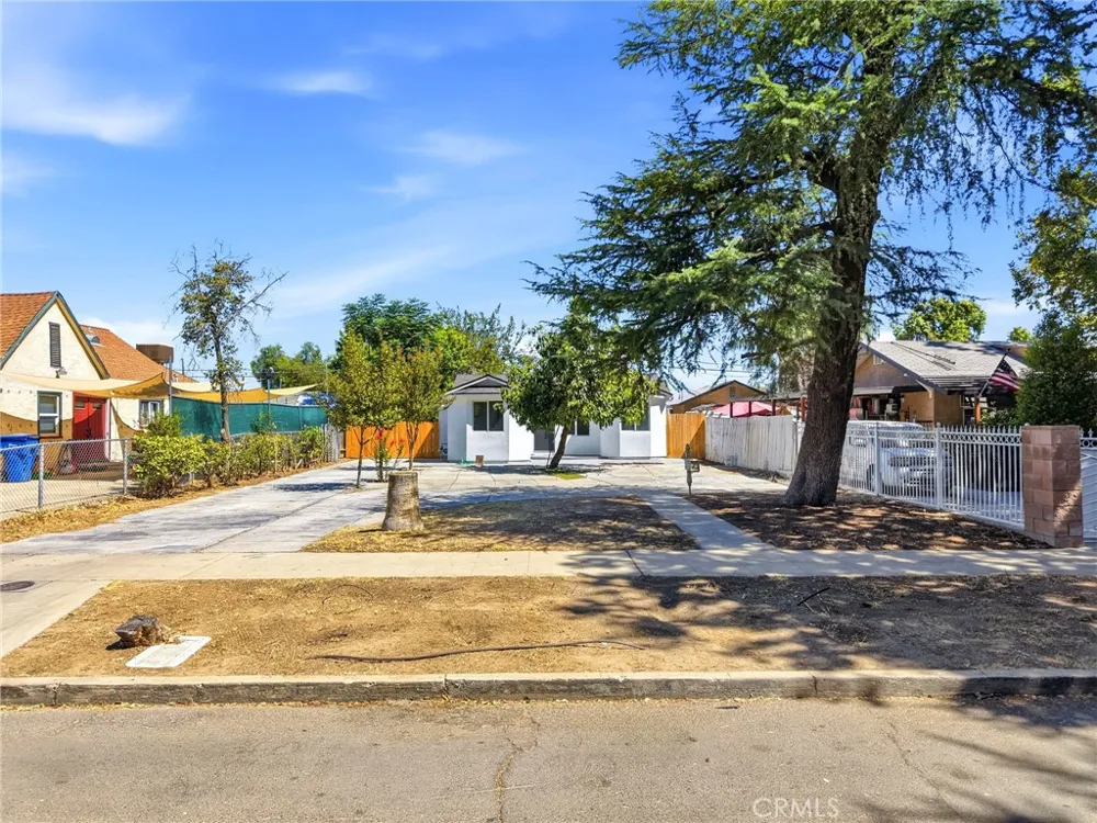 2225 E Lamona Fresno, CA 93703