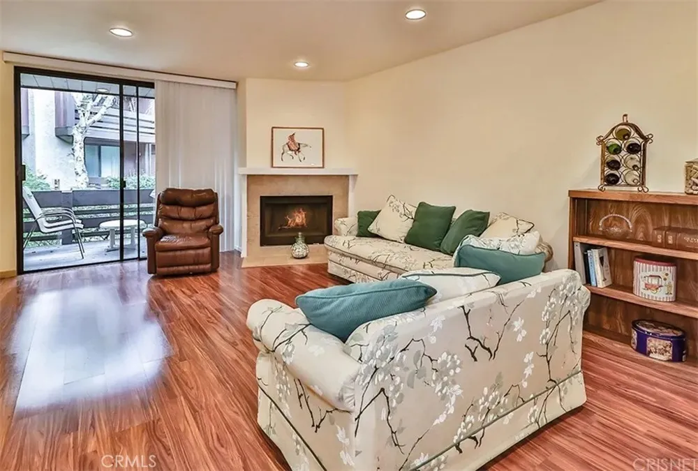 21931 Burbank #23 Woodland Hills, CA 91367