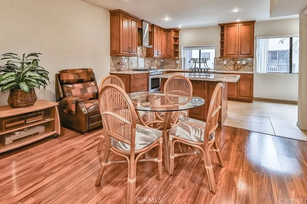 21931 Burbank #23 Woodland Hills, CA 91367