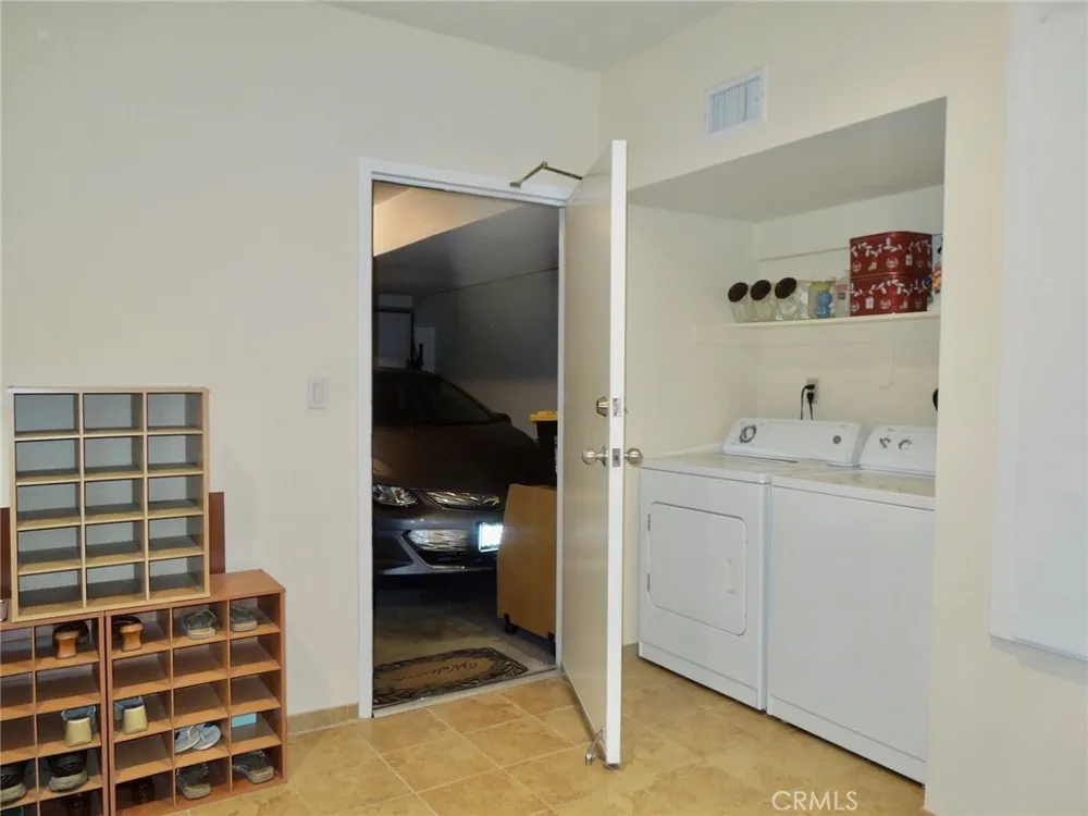 21931 Burbank #23 Woodland Hills, CA 91367