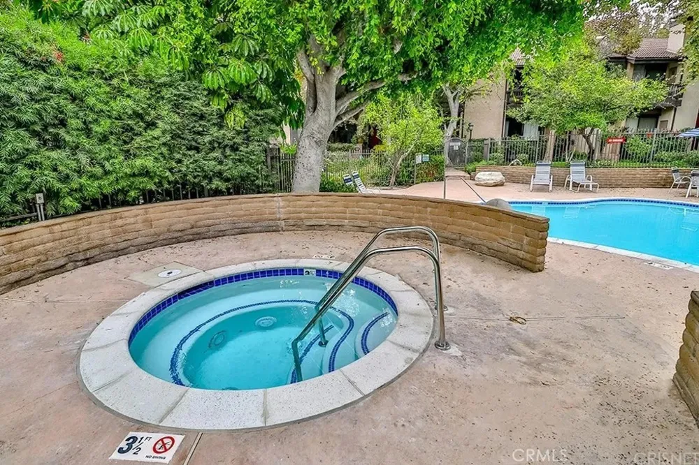 21931 Burbank #23 Woodland Hills, CA 91367