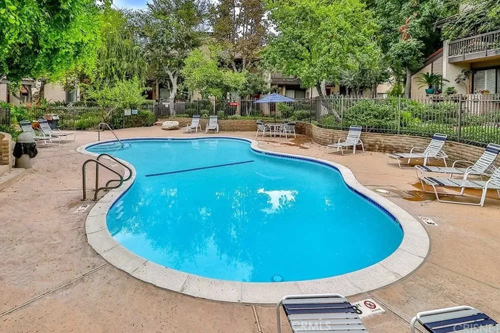 21931 Burbank #23 Woodland Hills, CA 91367