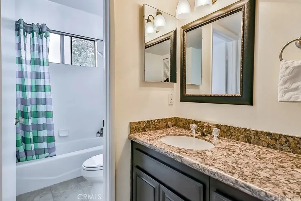 21931 Burbank #23 Woodland Hills, CA 91367
