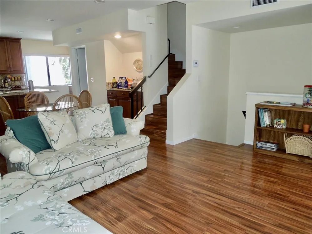 21931 Burbank #23 Woodland Hills, CA 91367