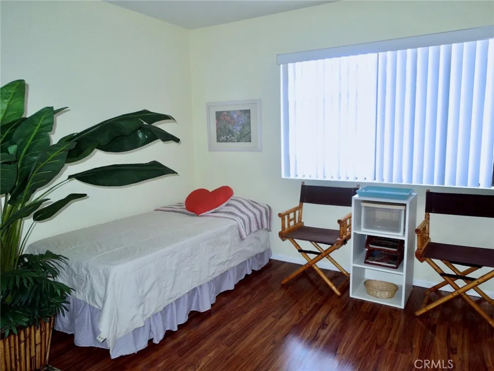 21931 Burbank #23 Woodland Hills, CA 91367