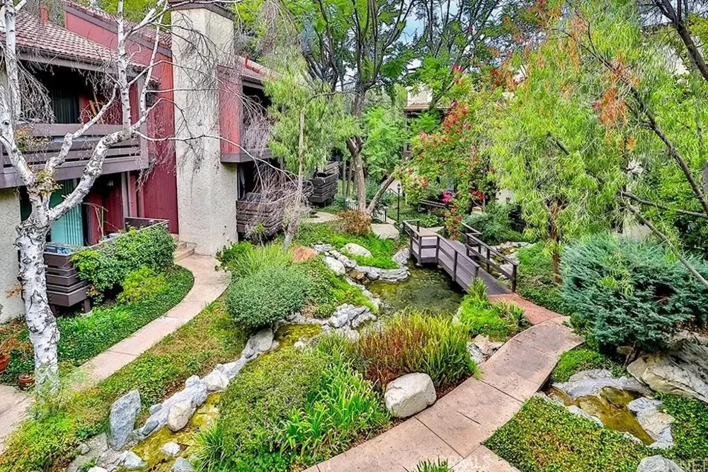 21931 Burbank #23 Woodland Hills, CA 91367