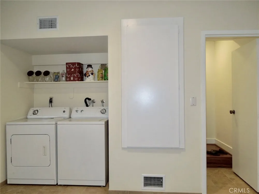 21931 Burbank #23 Woodland Hills, CA 91367