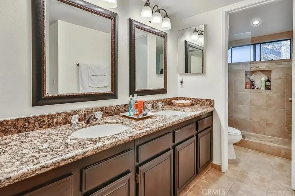 21931 Burbank #23 Woodland Hills, CA 91367