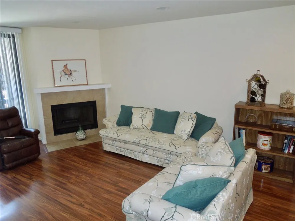 21931 Burbank #23 Woodland Hills, CA 91367