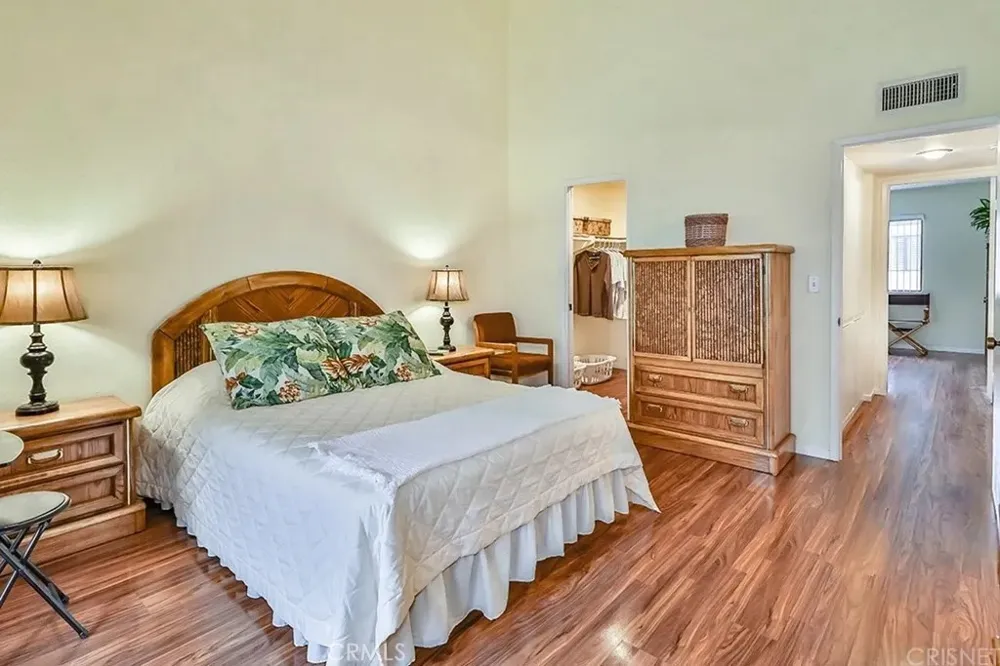 21931 Burbank #23 Woodland Hills, CA 91367