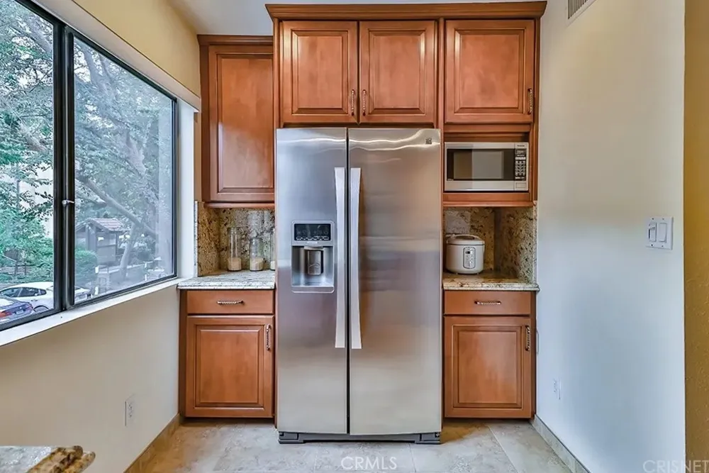21931 Burbank #23 Woodland Hills, CA 91367