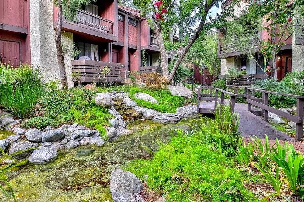 21931 Burbank #23 Woodland Hills, CA 91367