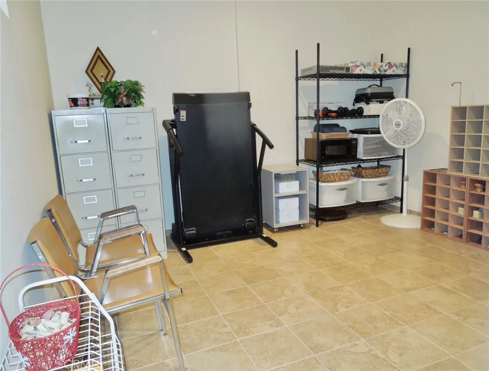 21931 Burbank #23 Woodland Hills, CA 91367