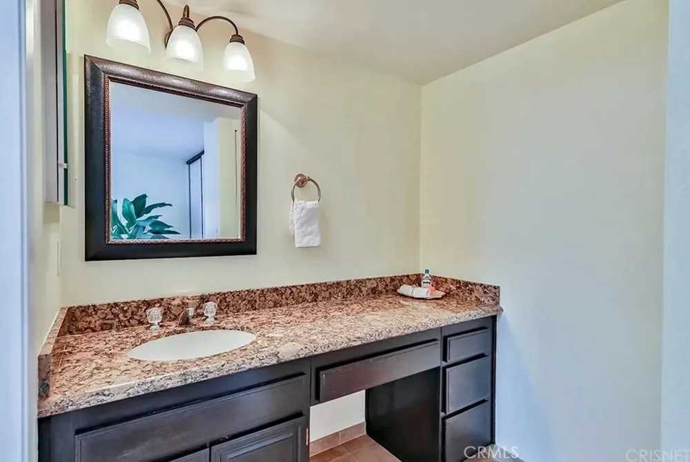 21931 Burbank #23 Woodland Hills, CA 91367