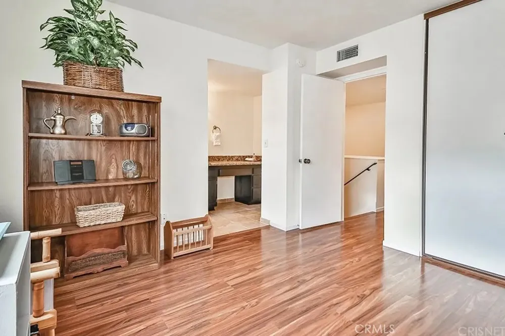 21931 Burbank #23 Woodland Hills, CA 91367