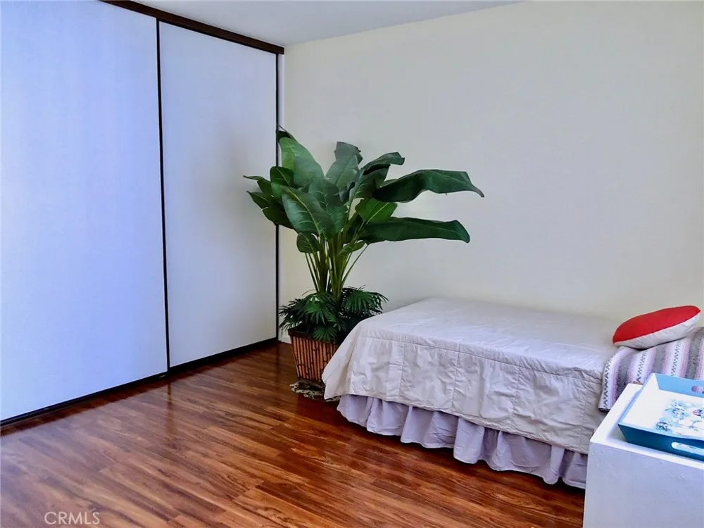 21931 Burbank #23 Woodland Hills, CA 91367