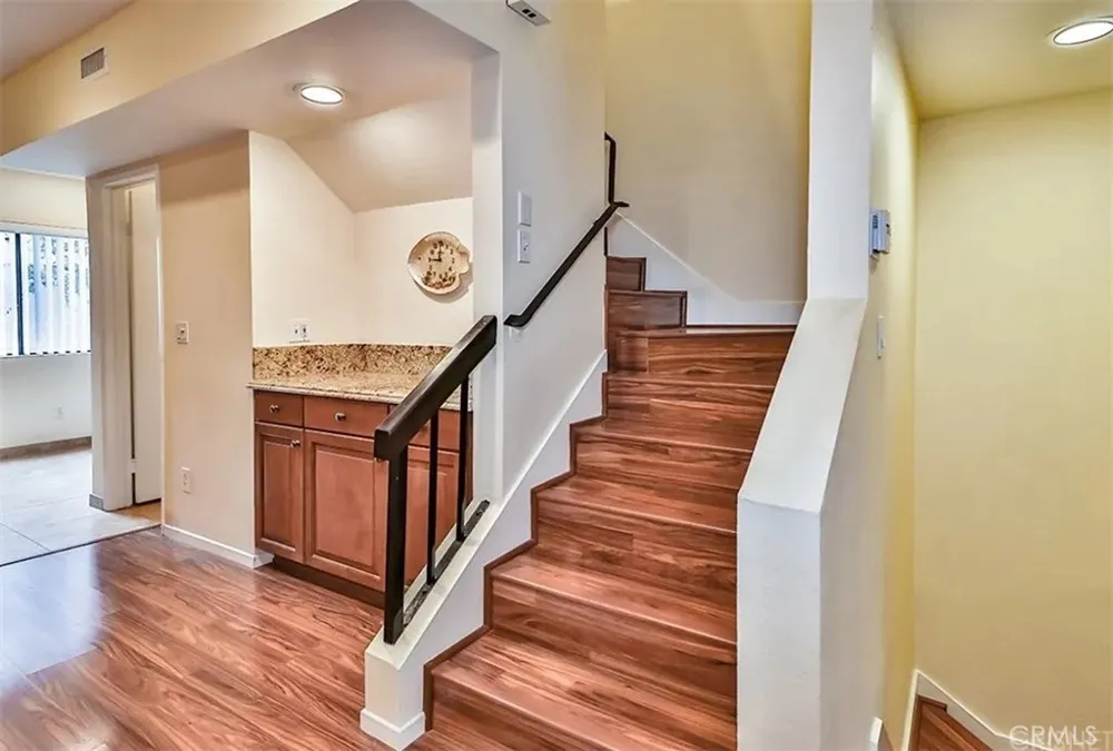 21931 Burbank #23 Woodland Hills, CA 91367