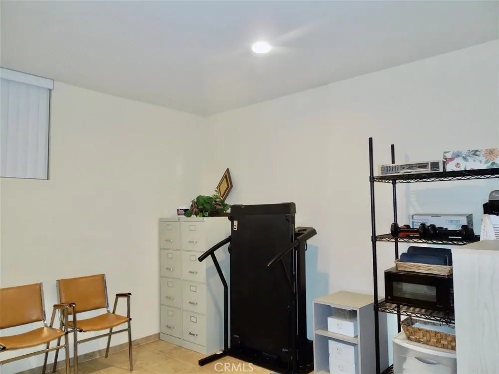21931 Burbank #23 Woodland Hills, CA 91367