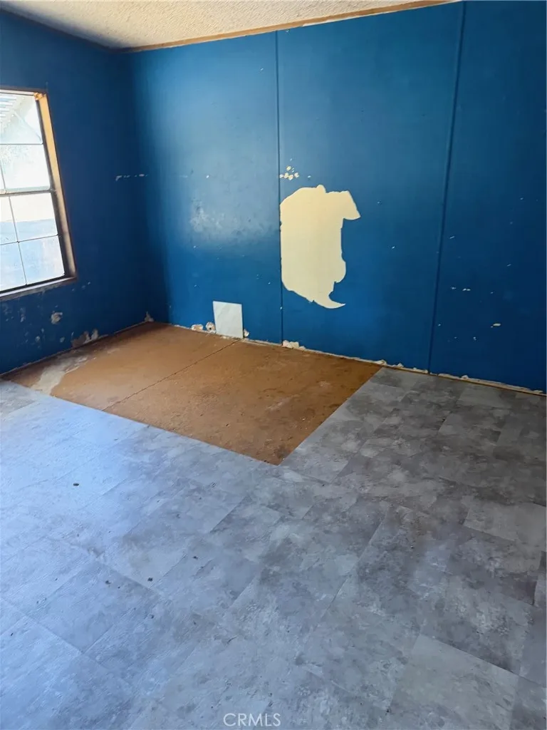 915 S Strathmore Lindsay, CA 93247