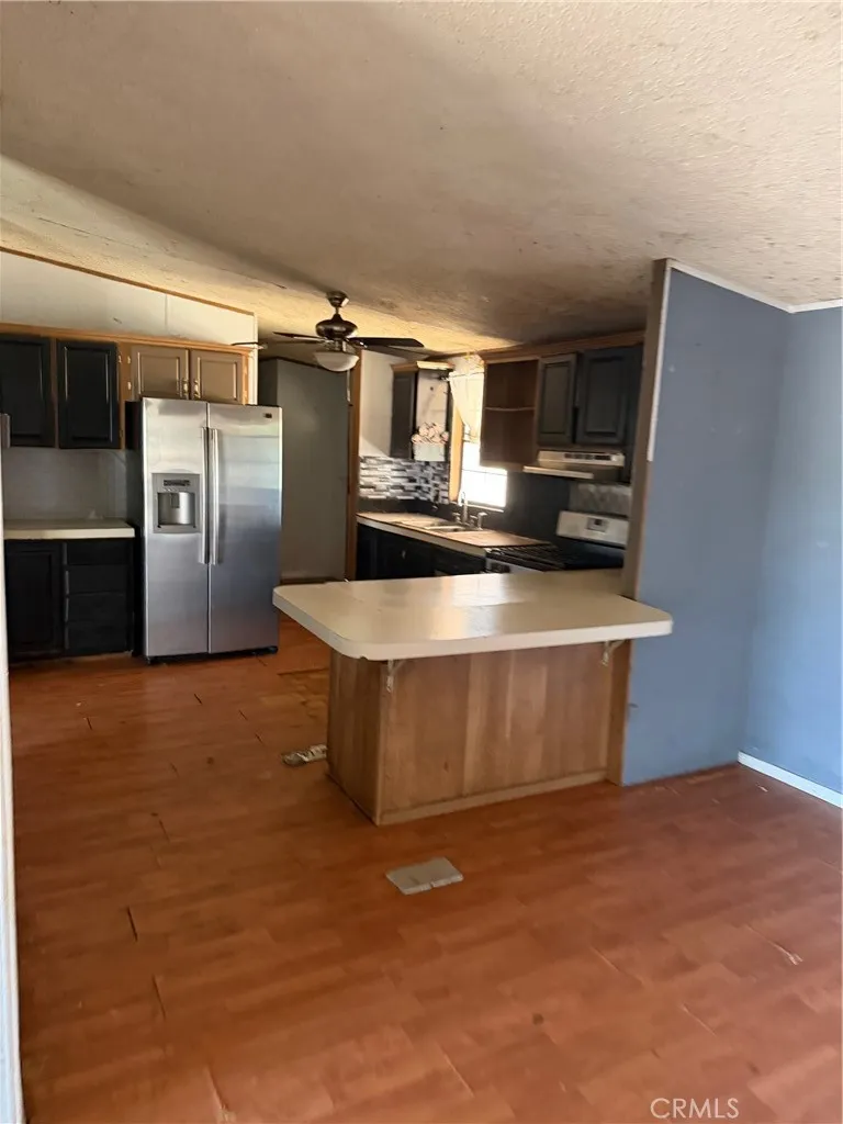 915 S Strathmore Lindsay, CA 93247