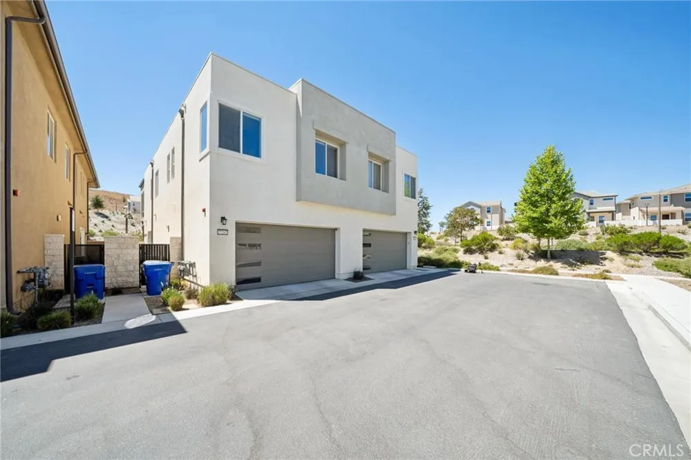 27262 Narrowleaf Willow Lane Valencia, CA 91381