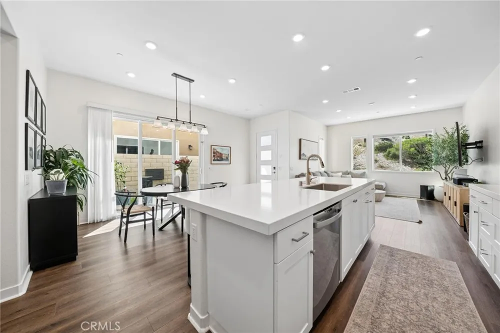 27262 Narrowleaf Willow Lane Valencia, CA 91381