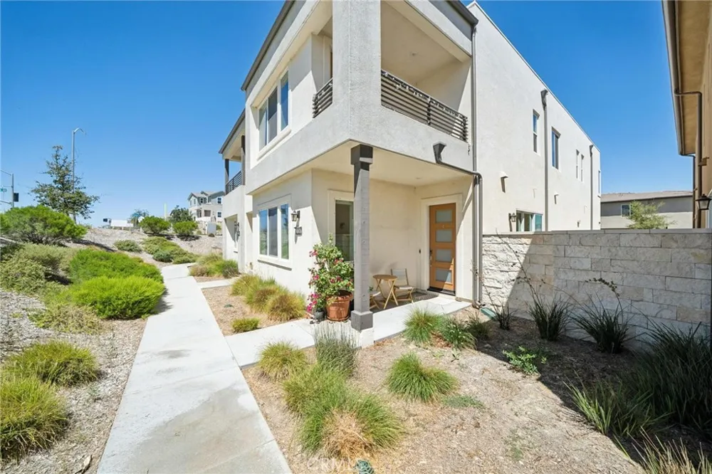 27262 Narrowleaf Willow Lane Valencia, CA 91381