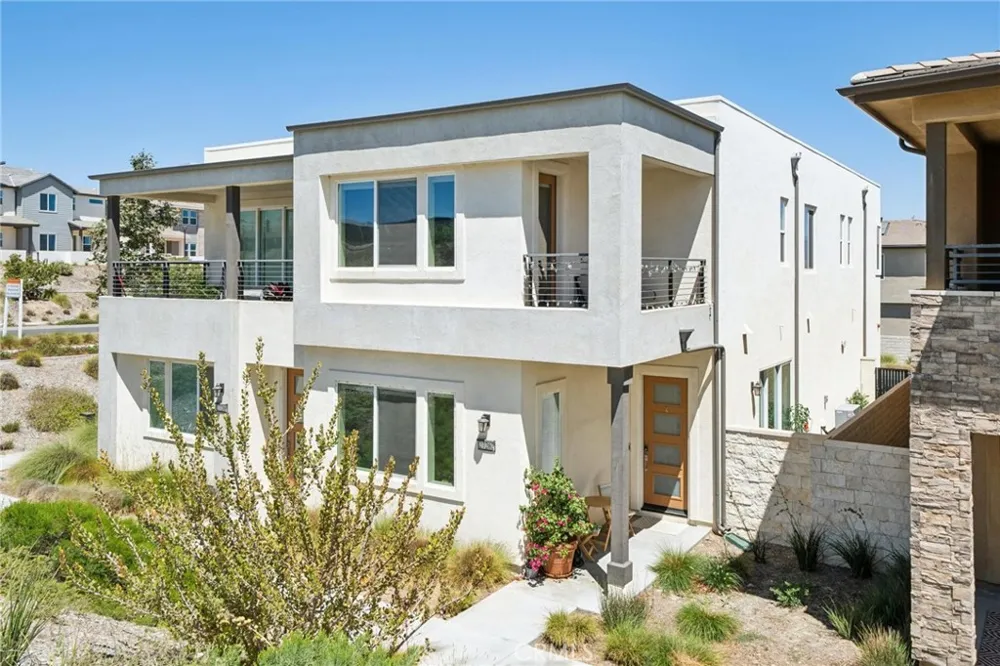 27262 Narrowleaf Willow Lane Valencia, CA 91381