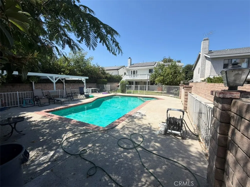 18012 Raymer Northridge, CA 91325