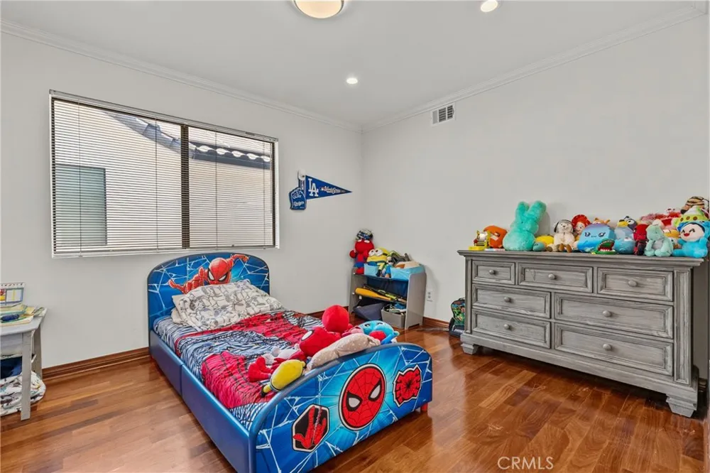 18012 Raymer Northridge, CA 91325