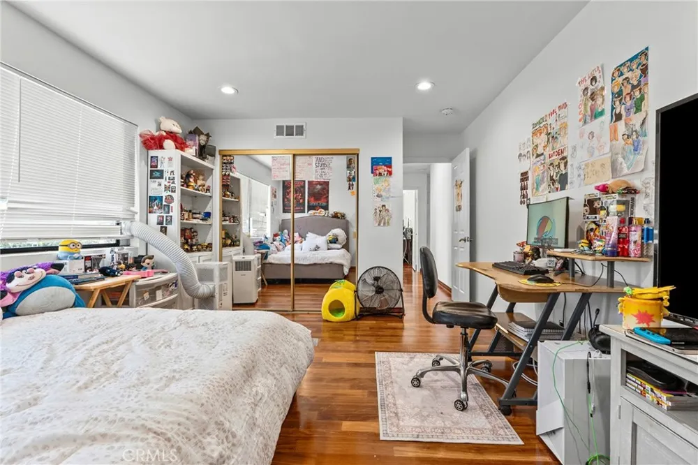 18012 Raymer Northridge, CA 91325