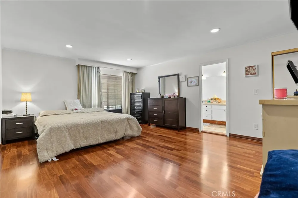 18012 Raymer Northridge, CA 91325