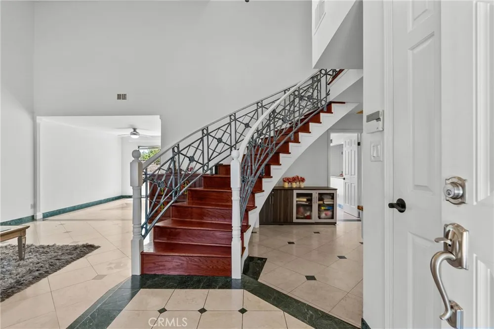 18012 Raymer Northridge, CA 91325