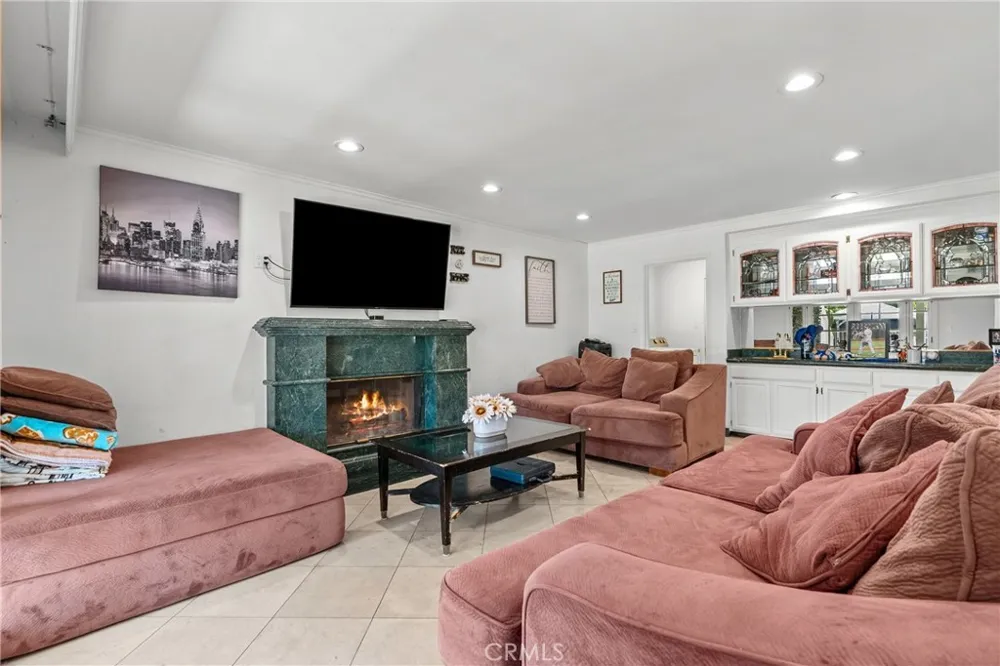 18012 Raymer Northridge, CA 91325