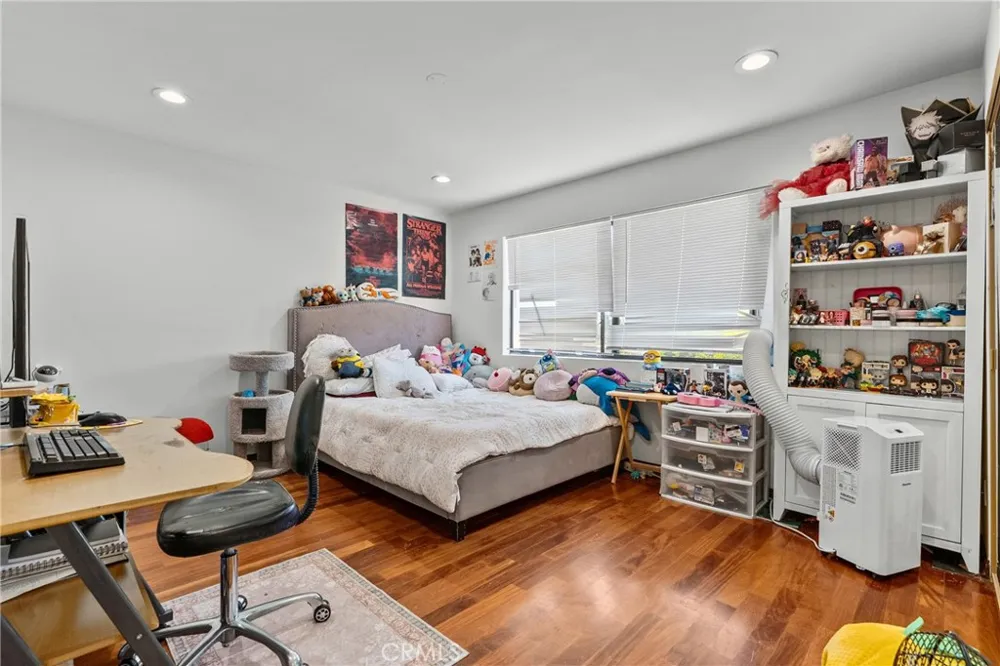18012 Raymer Northridge, CA 91325